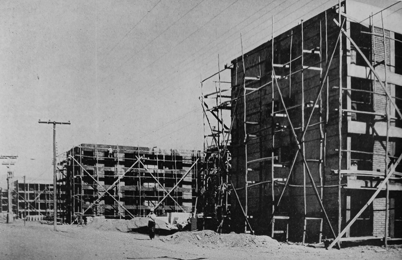 Fotografía de la construcción de bloques CORVI en la Población Elías Lafferte. Fuente: Revista de la Construcción. Construcción de Bloques Corvi en la Población Elías Lafertte. 